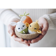 Load image into Gallery viewer, Häkelanleitung Oster-Eier & Jute-Korb – Amigurumi Oster Set PDF - Firefly Crochet