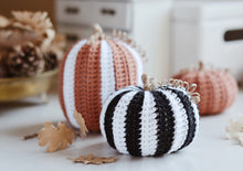 Load image into Gallery viewer, Patron de Gnome d’Automne avec Citrouilles à Crocheter – PDF Amigurumi - Firefly Crochet