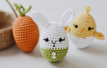 Load image into Gallery viewer, Häkelanleitung Oster-Eier & Jute-Korb – Amigurumi Oster Set PDF - Firefly Crochet