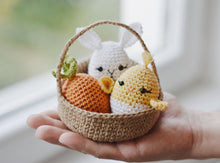 Load image into Gallery viewer, Häkelanleitung Oster-Eier & Jute-Korb – Amigurumi Oster Set PDF - Firefly Crochet
