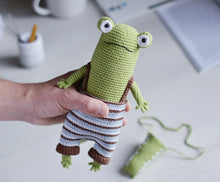 Load image into Gallery viewer, Patrón de ganchillo, Fred la Rana Cocodrillo, ESPANOL - Firefly Crochet
