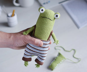 Patrón de ganchillo, Fred la Rana Cocodrillo, ESPANOL - Firefly Crochet