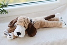 Load image into Gallery viewer, Patrón de ganchillo Charlie el Perro Dormilón, ESPANOL - Firefly Crochet