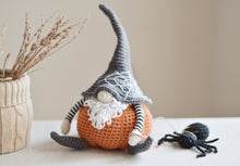 Load image into Gallery viewer, Gnomo y Araña para Halloween, ESPANOL - Firefly Crochet