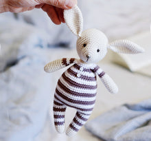 Load image into Gallery viewer, Patrón de ganchillo Conejos en pijama, ESPANOL - Firefly Crochet