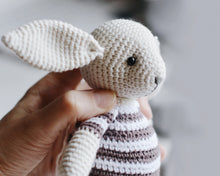 Load image into Gallery viewer, Patrón de ganchillo Conejos en pijama, ESPANOL - Firefly Crochet