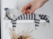 Load image into Gallery viewer, Patrón de ganchillo Sailor el gato dormilón Patrón en ESPANOL - Firefly Crochet