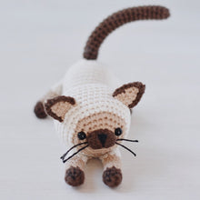 Load image into Gallery viewer, Patrón de ganchillo Gato Siamés, ESPANOL - Firefly Crochet