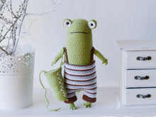 Load image into Gallery viewer, Patrón de ganchillo, Fred la Rana Cocodrillo, ESPANOL - Firefly Crochet