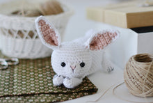 Load image into Gallery viewer, Patrón de ganchillo Conejo moteado + blanco Patrón en ESPANOL - Firefly Crochet
