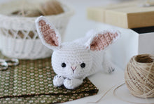 Load image into Gallery viewer, Patrón de ganchillo Conejo moteado + blanco Patrón en ESPANOL - Firefly Crochet