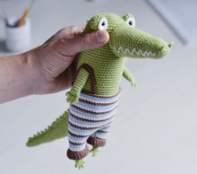 Load image into Gallery viewer, Patrón de ganchillo, Fred la Rana Cocodrillo, ESPANOL - Firefly Crochet