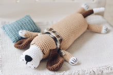 Load image into Gallery viewer, Patrón de ganchillo Perro Dormilón Patrón en ESPANOL - Firefly Crochet
