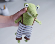 Load image into Gallery viewer, Patrón de ganchillo, Fred la Rana Cocodrillo, ESPANOL - Firefly Crochet