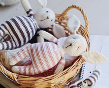 Load image into Gallery viewer, Patrón de ganchillo Conejos en pijama, ESPANOL - Firefly Crochet