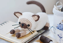 Load image into Gallery viewer, Patrón de ganchillo Gato Siamés, ESPANOL - Firefly Crochet