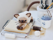Load image into Gallery viewer, Patrón de ganchillo Gato Siamés, ESPANOL - Firefly Crochet