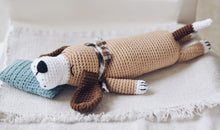 Load image into Gallery viewer, Patrón de ganchillo Perro Dormilón Patrón en ESPANOL - Firefly Crochet