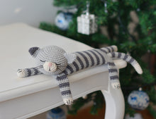 Load image into Gallery viewer, Patrón de ganchillo Sailor el gato dormilón Patrón en ESPANOL - Firefly Crochet
