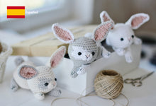 Load image into Gallery viewer, Patrón de ganchillo, Conejo moteado, Patrón en ESPANOL - Firefly Crochet