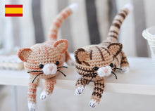 Load image into Gallery viewer, Patrón de ganchillo Gatitos Atigrados Patrón en ESPANOL - Firefly Crochet