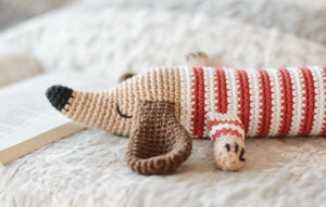 Patrón de ganchillo, Hotdog el Perro Tejonero, ESPANOL - Firefly Crochet