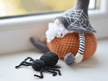 Load image into Gallery viewer, Gnomo y Araña para Halloween, ESPANOL - Firefly Crochet