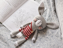 Load image into Gallery viewer, Patrón de ganchillo, Marcel Conejo dormilón, Patrón en ESPANOL - Firefly Crochet