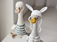 Load image into Gallery viewer, Patrón de ganchillo Bernard El Ganso, ESPANOL - Firefly Crochet