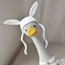 Load image into Gallery viewer, Patrón de ganchillo Bernard El Ganso, ESPANOL - Firefly Crochet