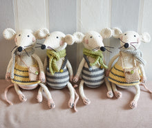 Load image into Gallery viewer, Los Ratones Pepe y Penny, ESPANOL - Firefly Crochet