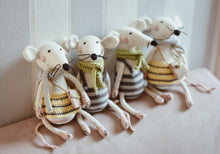 Load image into Gallery viewer, Los Ratones Pepe y Penny, ESPANOL - Firefly Crochet