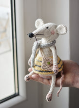 Load image into Gallery viewer, Los Ratones Pepe y Penny, ESPANOL - Firefly Crochet