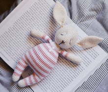 Load image into Gallery viewer, Patrón de ganchillo Conejos en pijama, ESPANOL - Firefly Crochet