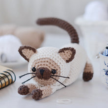 Load image into Gallery viewer, Patrón de ganchillo Gato Siamés, ESPANOL - Firefly Crochet
