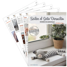 Load image into Gallery viewer, Patrón de ganchillo, Sailor el Gato Dormilón, Patrón en ESPANOL - Firefly Crochet