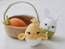 Load image into Gallery viewer, Häkelanleitung Oster-Eier &amp; Jute-Korb – Amigurumi Oster Set PDF - Firefly Crochet
