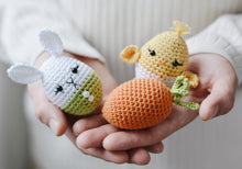Load image into Gallery viewer, Häkelanleitung Oster-Eier &amp; Jute-Korb – Amigurumi Oster Set PDF - Firefly Crochet
