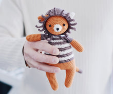 Load image into Gallery viewer, Katze und Löwe Amigurumi Häkelanleitung – 2 in 1 Kätzchen Hoodie PDF - Firefly Crochet
