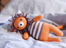 Load image into Gallery viewer, Katze und Löwe Amigurumi Häkelanleitung – 2 in 1 Kätzchen Hoodie PDF - Firefly Crochet
