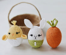 Load image into Gallery viewer, Häkelanleitung Oster-Eier &amp; Jute-Korb – Amigurumi Oster Set PDF - Firefly Crochet
