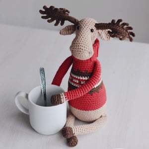 Мастер-класс - Лось Ричард в свитере, описание вязаной крючком игрушки - Firefly Crochet