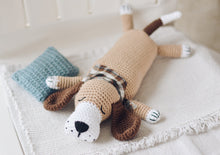 Load image into Gallery viewer, Мастер-класс - Спящий пёсик Бейли, описание вязаной крючком игрушки - Firefly Crochet
