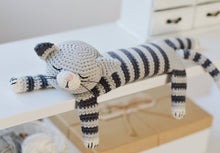 Load image into Gallery viewer, Patrón de ganchillo Sailor el gato dormilón Patrón en ESPANOL - Firefly Crochet
