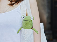Load image into Gallery viewer, Мастер-класс - Лягушонок, описание вязаной крючком игрушки - Firefly Crochet
