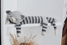 Load image into Gallery viewer, Мастер-класс - Спящий кот Матрос, описание вязаной крючком игрушки - Firefly Crochet
