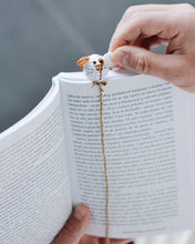 Load image into Gallery viewer, Мастер-класс - Закладка для книг кролик и котик, описание вязаной крючком игрушки - Firefly Crochet
