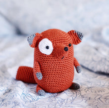 Load image into Gallery viewer, Бесплатный мастер-класс - Лисенок, описание вязаной крючком игрушки на Русском языке - Firefly Crochet
