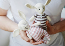Load image into Gallery viewer, Мастер-класс - Спящий кролик и кролик в пижаме, описание вязаной крючком игрушки - Firefly Crochet
