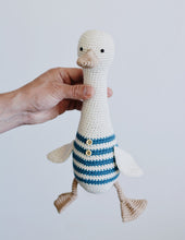 Load image into Gallery viewer, Мастер-класс - Гусь, описание вязаной крючком игрушки - Firefly Crochet

